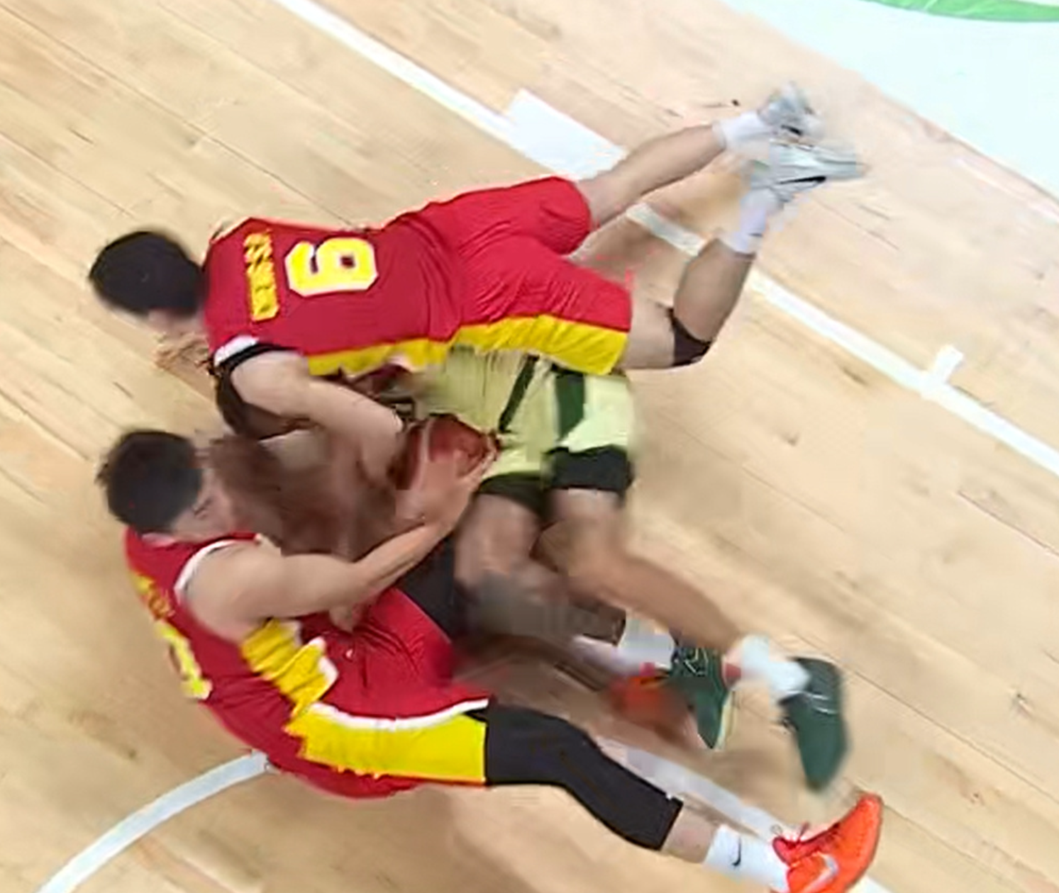 而且胡金秋, 比赛连续崩